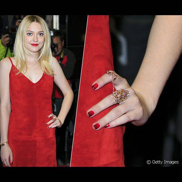 A atriz Dakota Fanning apostou na nail art degradê com esmalte vermelho para prestigiar a pré-estreia do filme 